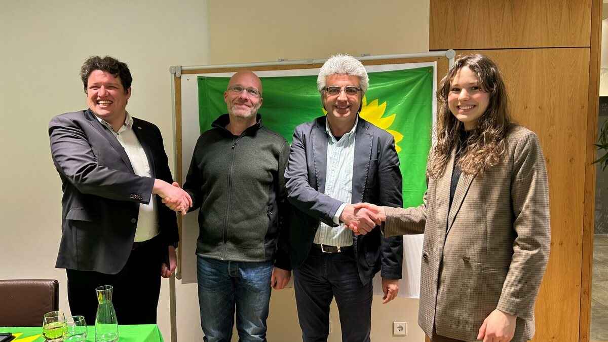 Michael Joukov (MdL) und Ella Oswald (Grüne Jugend) beglückwünschen Muharrem Aras und Jörg Hailer zur Wahl in den OV-Vorstand.