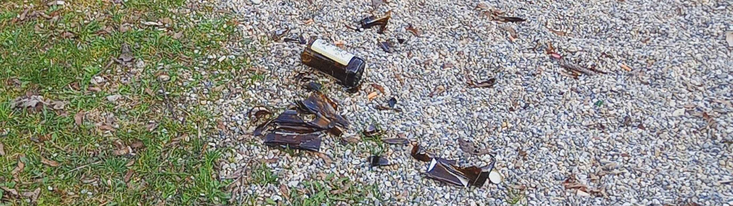 zerbrochene Flasche auf dem Spielplatz Obere Wiesen